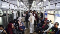 Sejumlah penumpang beraktivitas di kawasan Stasiun Tanah Abang Baru, Jakarta Pusat, Sabtu (18/10/2024). Stasiun Tanah Abang yang baru kini telah siap beroperasi, meski belum diresmikan secara resmi oleh pihak pemerintah.