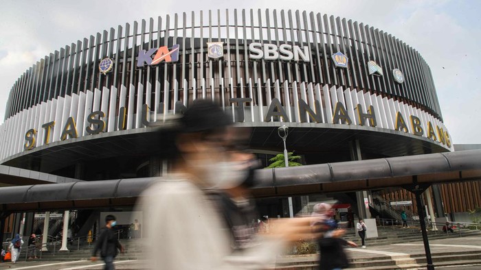 Sejumlah penumpang beraktivitas di kawasan Stasiun Tanah Abang Baru, Jakarta Pusat, Sabtu (18/10/2024). Stasiun Tanah Abang yang baru kini telah siap beroperasi, meski belum diresmikan secara resmi oleh pihak pemerintah.