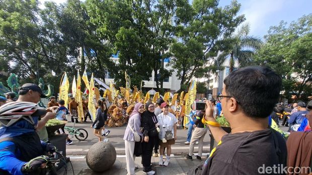 Suasana warga ramai menonton Asia Africa Festival 2025 Suasana warga ramai menonton Asia Africa Festival 2025