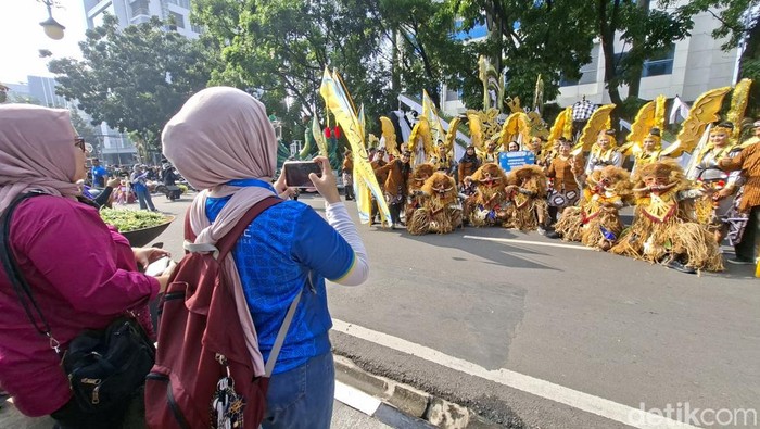Sejak Pagi, Warga Padati Jalan Asia Afrika Bandung