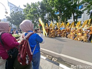 Sejak Pagi, Warga Padati Jalan Asia Afrika Bandung