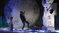 Pengunjung berada di salah satu wahana balon udara antariksawan di area Glow Park di Pelataran The Park Kendari, Sulawesi Tenggara, Jumat (17/10/2025). Foto: ANTARA FOTO/Andry Denisah