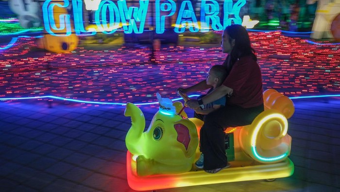 Pengunjung berada di salah satu wahana di area Glow Park di Pelataran The Park Kendari, Sulawesi Tenggara, Jumat (17/10/2025). Taman bermain tersebut menjadi salah satu alternatif hiburan warga setempat yang menyediakan sejumlah spot foto estetik dengan harga tiket sebesar Rp30 ribu - Rp50 ribu. ANTARA FOTO/Andry Denisah/agr