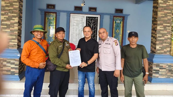 Tim BKSDA Sumsel, Polsek Rambang Lubai dan Kades lakukan identifikasi matinya hewan ternak di Muara Enim.