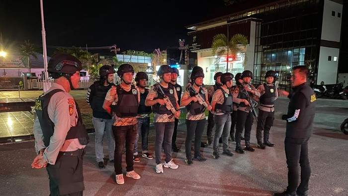 Tim Raga Polres Inhil patroli malam pastikan keamanan warga.
