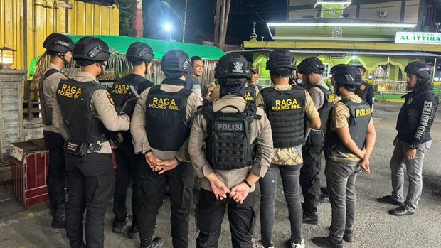 Tim Raga Polres Inhil patroli malam pastikan keamanan warga.