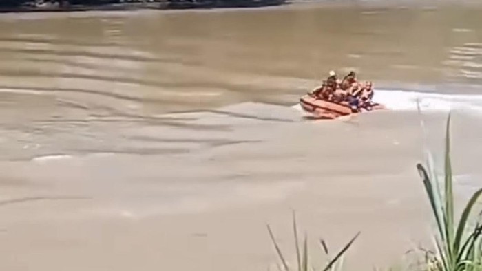Tim SAR gabungan melakukan pencarian pria diduga tenggelam di Sungai Saddang Enrekang.