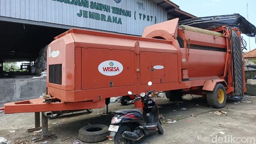 Mesin RDF yang ada di TPA Peh sebelum diangkut untuk dibawa Pulau Jawa, Jumat (17/10/2025).