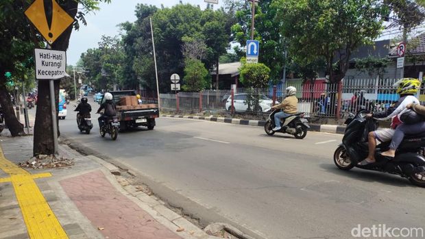 Trotoar tempat ular kakek sobari diletakkan