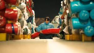 Melanjutkan episode sebelumnya, Tae Poong (Lee Jun Ho) terlihat berusaha keras menyelamatkan kain-kain milik bisnis keluarganya dengan segala cara. (Foto: dok. tvN)