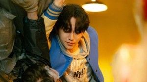 Dia benar-benar berubah dari cowok party ke mode karyawan yang sebenarnya, menyelamatkan kain impor yang penting buat perusahaan, kata perwakilan tim produksi lewat pernyataan resmi episode 3. (Foto: dok. tvN)