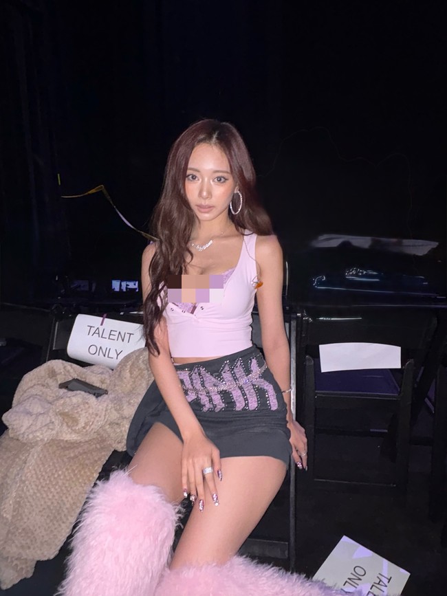 Rok mini abu-abu dengan tulisan “PINK” berhias kristal memberi vibe glam dan nostalgia Y2K yang sedang naik daun di dunia fashion.  Foto: Instagram/@thinkaboutzu