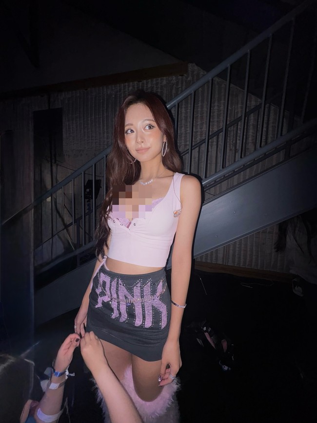 Dalaman bra renda ungu di balik tank top jadi elemen mencolok. Kontras warnanya membuat tampilan lebih playful. Foto: Instagram/@thinkaboutzu