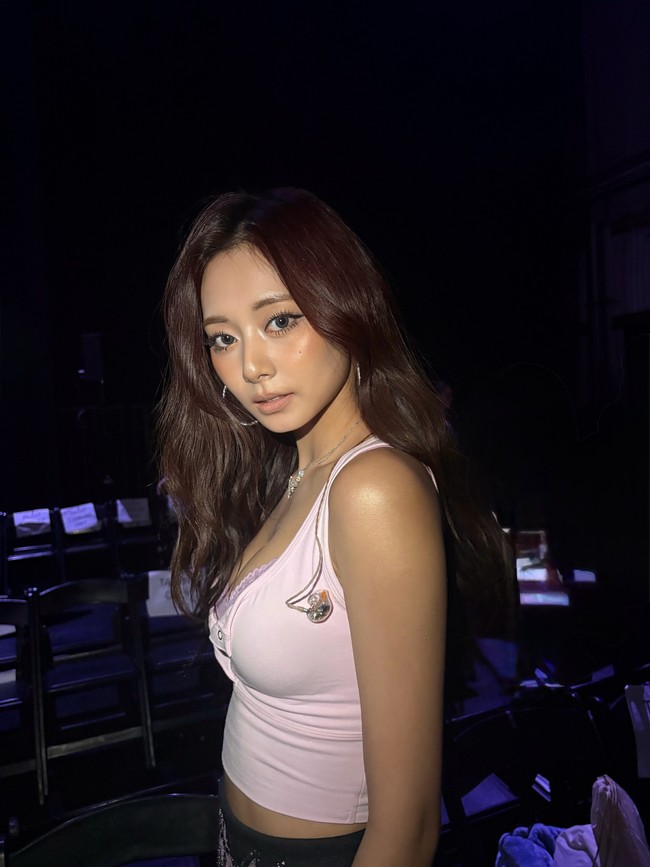 Hoop earrings besar, gelang tipis, dan cincin berkilau melengkapi look tanpa membuatnya terasa berlebihan.  Foto: Instagram/@thinkaboutzu