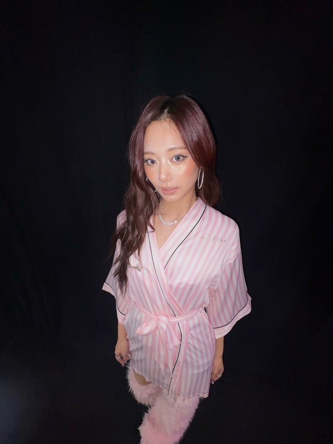 Riasan wajah Tzuyu tampil natural dengan kulit glowing, blush lembut, dan eye makeup yang menonjolkan bentuk mata khasnya.  Foto: Instagram/@thinkaboutzu