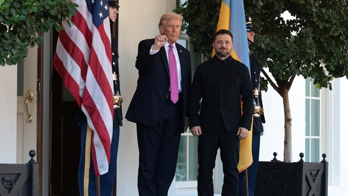 U.S. President Donald Trump welcomes Ukraine's President Volodymyr Zelenskiy at the White House in Washington, D.C., U.S., October 17, 2025. REUTERS/Jonathan Ernst