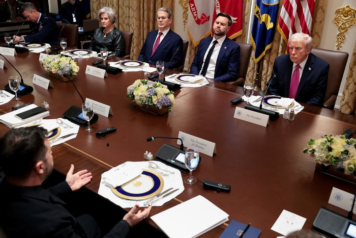 U.S. President Donald Trump meets with Ukraine's President Volodymyr Zelenskiy over lunch in the Cabinet Room at the White House in Washington, D.C., U.S., October 17, 2025. REUTERS/Jonathan Ernst