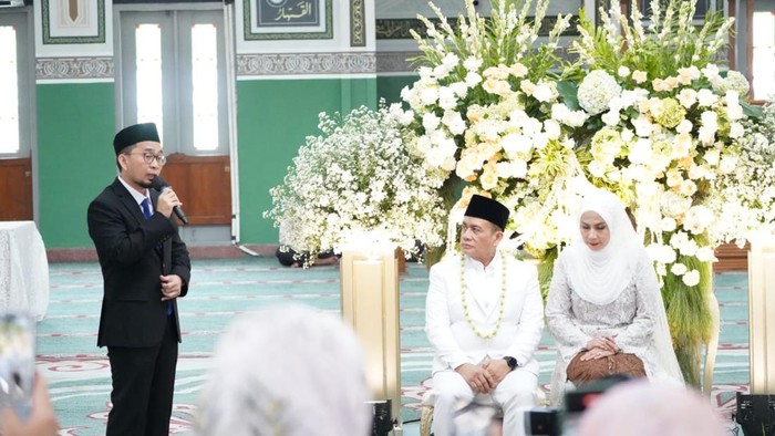 Ustaz Adi Hidayat memberi nasihat dalam pernikahan Wamenag Romo Syafii dan Maya Suhasni Siregar, Sabtu (18/10/2025) Ustaz Adi Hidayat memberi nasihat dalam pernikahan Wamenag Romo Syafii dan Maya Suhasni Siregar, Sabtu (18/10/2025)