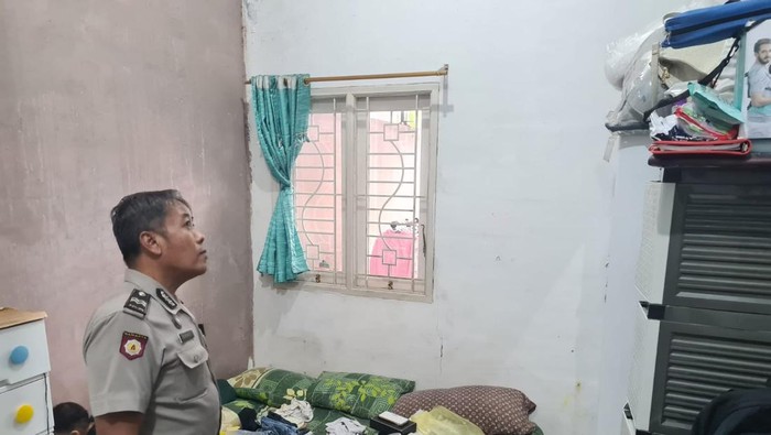 Rumah seorang warga, SYW (35), di Jatisari, Jatiasih, Kota Bekasi, Sabtu (18/10/2025), dibobol maling. Korban melapor lewat hotline 110, petugas kepolisian langsung mengecek ke lokasi kejadian.