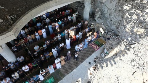 Warga Gaza salat Jumat di masjid yang masih tersisa setelah gencatan senjata, Jumat 17 Oktober 2025.