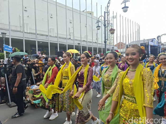 Warga menyambut antusias gelaran Asia Africa Festival 2025 hari pertama, Sabtu (18/10/2025).