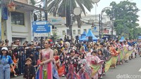 Delegasi dari Jepang yang terdiri dari perempuan dewasa dan anak-anak pun mengikuti pawai dengan mengenakan kimono.  Foto: Nur Khansa Ranawati