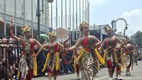 Berbagai tarian tradisional ikut tampil di pawai Asia Africa Festival 2025 hari pertama.  Foto: Nur Khansa Ranawati