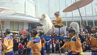 Aksi sisingaan menampilan sejumlah anak-anak dan pemuda yang menari dan menaiki kursi singa secara bergantian. Foto: Nur Khansa Ranawati