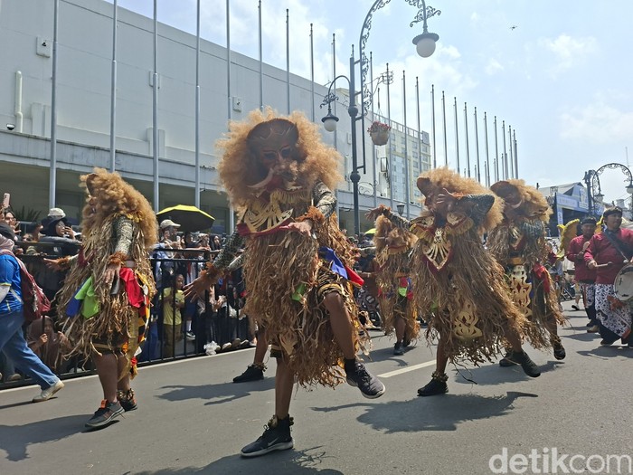 Warga menyambut antusias gelaran Asia Africa Festival 2025 hari pertama, Sabtu (18/10/2025).