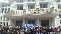 Sejak pagi menjelang siang, warga telah berjejalan di sepanjang ruas Jalan Asia Afrika, Kota Bandung.  Foto: Nur Khansa Ranawati