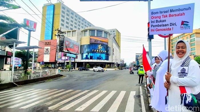 Aksi Solidaritas Peduli Palestina di simpang GTM Tarakan, Minggu (19/10/2025).