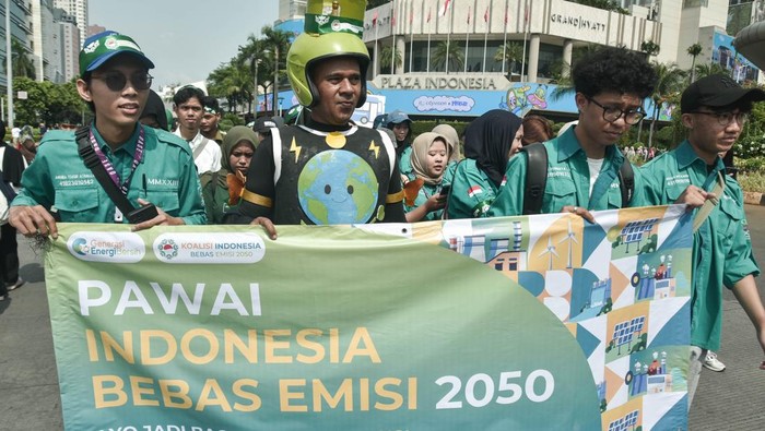 Aktivis dari Koalisi Emisi Bebas Emisi 2050 menggelar aksi pada Hari Bebas Kendaraan Bermotor (HBKB) di Kawasan Bundaran HI, Jakarta Pusat, Minggu (19/10/2025). Pada aksinya mereka mendukung Indonesia bebas emisi 2050 dengan mengajak masyarakat untuk mengurangi emisi karbon dan menggunakan transportasi umum. ANTARA FOTO/Fakhri Hermansyah