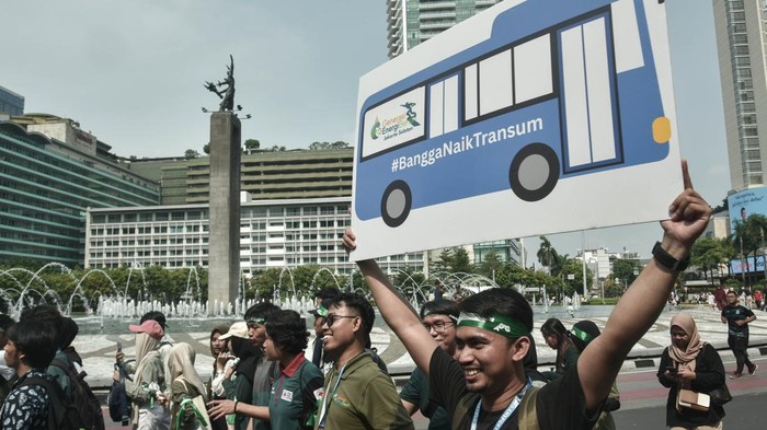 Aktivis dari Koalisi Emisi Bebas Emisi 2050 menggelar aksi pada Hari Bebas Kendaraan Bermotor (HBKB) di Kawasan Bundaran HI, Jakarta Pusat, Minggu (19/10/2025). Pada aksinya mereka mendukung Indonesia bebas emisi 2050 dengan mengajak masyarakat untuk mengurangi emisi karbon dan menggunakan transportasi umum. ANTARA FOTO/Fakhri Hermansyah