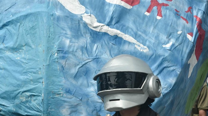 Aktivis dari Koalisi Emisi Bebas Emisi 2050 menggelar aksi pada Hari Bebas Kendaraan Bermotor (HBKB) di Kawasan Bundaran HI, Jakarta Pusat, Minggu (19/10/2025). Pada aksinya mereka mendukung Indonesia bebas emisi 2050 dengan mengajak masyarakat untuk mengurangi emisi karbon dan menggunakan transportasi umum. ANTARA FOTO/Fakhri Hermansyah