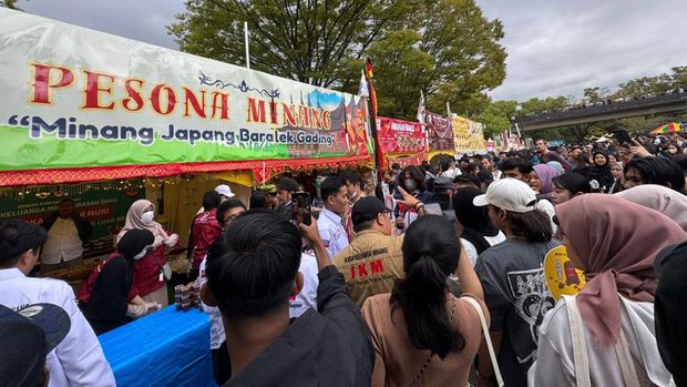 Andre Rosiade dan IKM bagi-bagi rendang di Festival Indonesia-Jepang