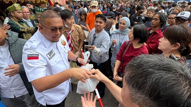 Andre Rosiade dan IKM bagi-bagi rendang di Festival Indonesia-Jepang