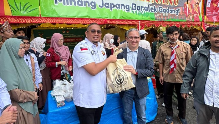 Andre Rosiade dan IKM bagi-bagi rendang di Festival Indonesia-Jepang