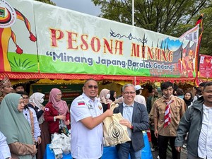 Andre Rosiade dan IKM Bagi-bagi Rendang 200 Kg di Festival Indonesia-Jepang 2025