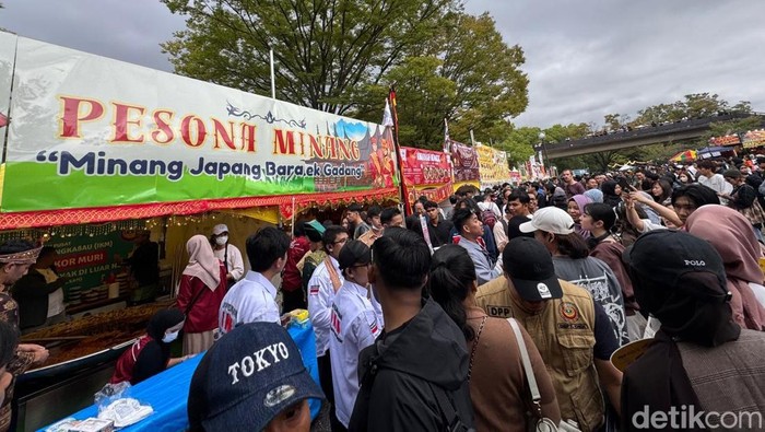 Antrean rendang IKM di Tokyo. (Toriq/detikcom)