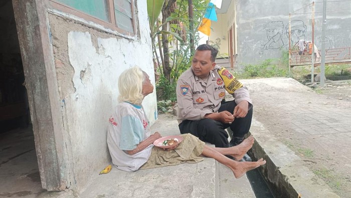 Potret Tulus Pak Bhabin Debong Kulon Rutin Sambangi Lansia di Tegal