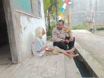 Potret Tulus Pak Bhabin Debong Kulon Rutin Sambangi Lansia di Tegal