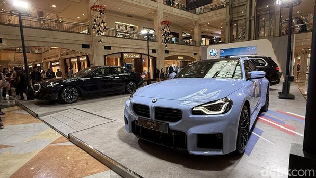 BMW Group Indonesia kembali menghadirkan pengalaman premium lewat pameran bertajuk BMW Exhibition di Plaza Senayan, Jakarta. BMW Group Indonesia kembali menghadirkan pengalaman premium lewat pameran bertajuk BMW Exhibition di Plaza Senayan, Jakarta.