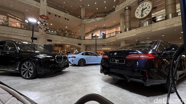 BMW Group Indonesia kembali menghadirkan pengalaman premium lewat pameran bertajuk BMW Exhibition di Plaza Senayan, Jakarta. BMW Group Indonesia kembali menghadirkan pengalaman premium lewat pameran bertajuk BMW Exhibition di Plaza Senayan, Jakarta.