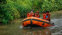 Sejumlah anak menaiki perahu karet di Kalimalang, Jakarta, Minggu (19/10/2025). Selain edukasi, kegiatan ini juga termasuk simulasi evakuasi dan peningkatan kapasitas petugas, dengan tujuan memperkuat koordinasi antar-stakeholder di kawasan rawan banjir.