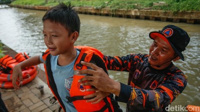 BPBD Jakarta Edukasi Anak-anak Soal Bahaya Bermain di Kalimalang