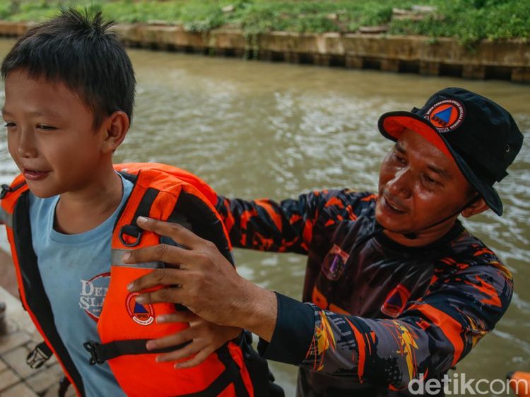 BPBD Jakarta Edukasi Anak-anak Soal Bahaya Bermain di Kalimalang
