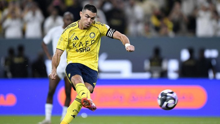 Cristiano Ronaldo Soccer Football - Saudi Pro League - Al Nassr v Al Fateh - Al-Awwal Park, Riyadh, Saudi Arabia - October 18, 2025 Al Nassrs Cristiano Ronaldo misses a penalty REUTERS/Stringer
