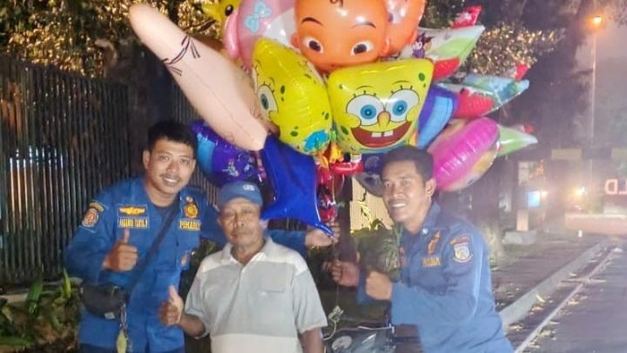 Damkar membantu mengevakuasi balon milik pedagang lepas hingga tersangkut pohon ketinggian 15 meter di Jalan Emerald Binator, Pondok Aren, Tangerang Selatan (dok. ist)