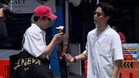 Kompak berkemeja putih, kira-kira Dikta dan Ji Chang Wook lagi ngobrolin apa ya? (Foto: Instagram @dikta)