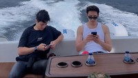Dikta dan Ji Chang Wook sama-sama lagi asyik dengan ponsel masing-masing di atas yacht. (Foto: Instagram @dikta)